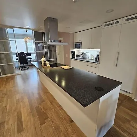 Ilmastoitu 4 Makuuhuoneen Asunto Kantakaupungissa Апартаменты