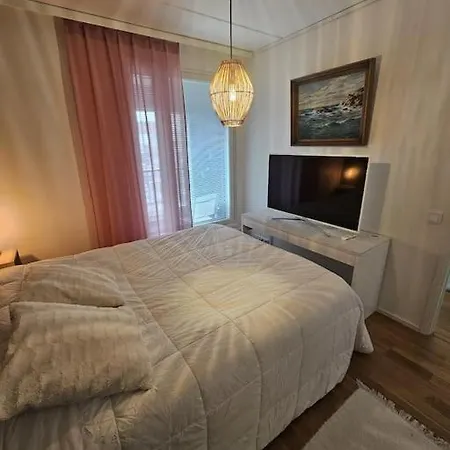 Апартаменты Ilmastoitu 4 Makuuhuoneen Asunto Kantakaupungissa Хельсинки