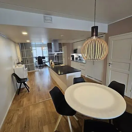 アパート Ilmastoitu 4 Makuuhuoneen Asunto Kantakaupungissa ヘルシンキ