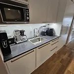 Ilmastoitu 4 Makuuhuoneen Asunto Kantakaupungissa Apartment